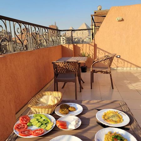 Pyramids Road Guest House Cozy Rooms And Rooftop Breakfast With The Pyramids View Nazlet el-Sîsi Esterno foto