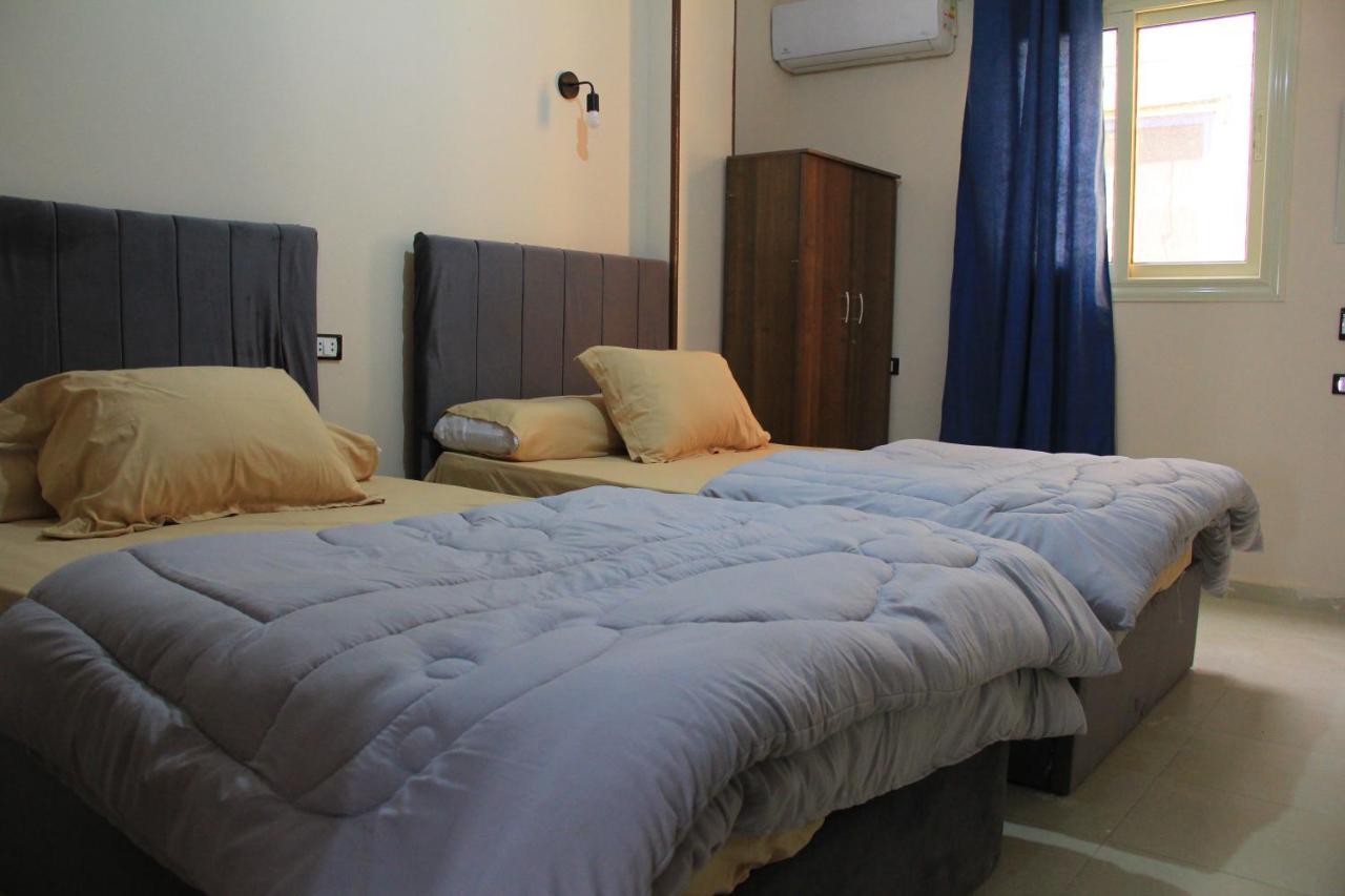 Pyramids Road Guest House Cozy Rooms And Rooftop Breakfast With The Pyramids View Nazlet el-Sîsi Esterno foto