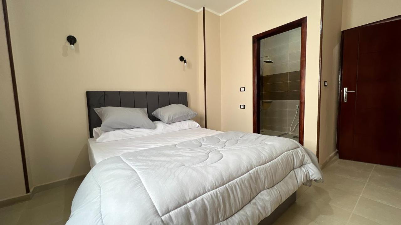 Pyramids Road Guest House Cozy Rooms And Rooftop Breakfast With The Pyramids View Nazlet el-Sîsi Esterno foto