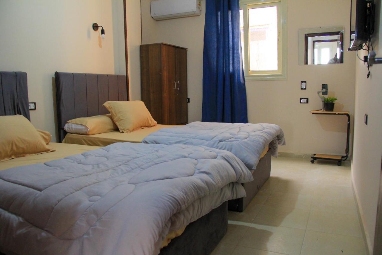 Pyramids Road Guest House Cozy Rooms And Rooftop Breakfast With The Pyramids View Nazlet el-Sîsi Esterno foto