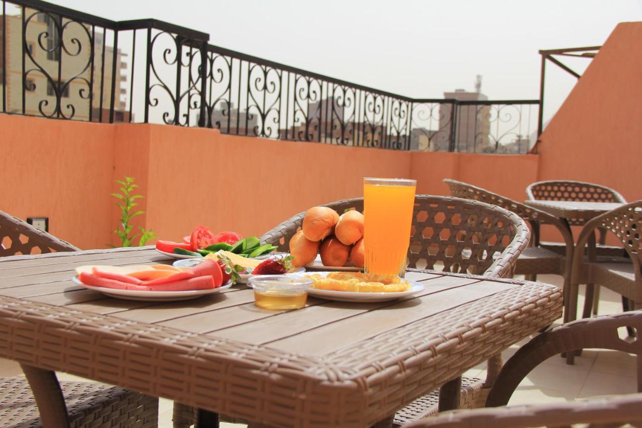 Pyramids Road Guest House Cozy Rooms And Rooftop Breakfast With The Pyramids View Nazlet el-Sîsi Esterno foto