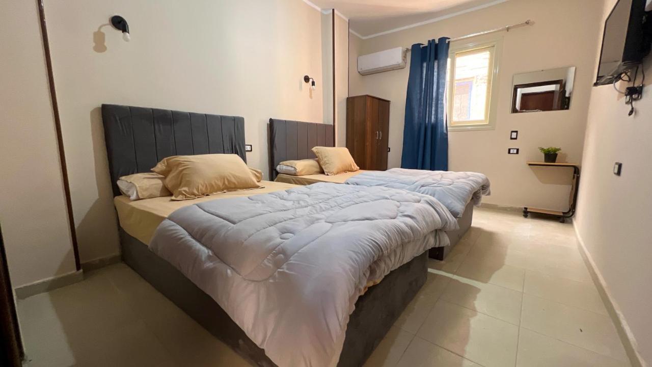 Pyramids Road Guest House Cozy Rooms And Rooftop Breakfast With The Pyramids View Nazlet el-Sîsi Esterno foto