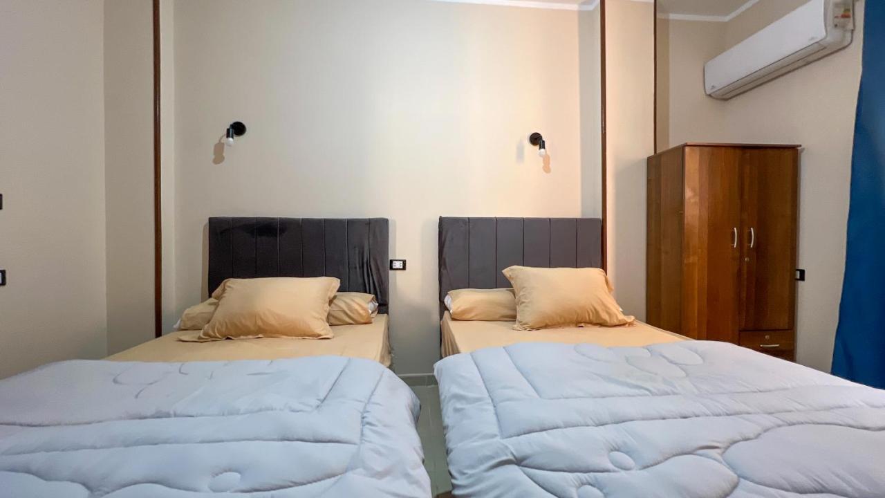 Pyramids Road Guest House Cozy Rooms And Rooftop Breakfast With The Pyramids View Nazlet el-Sîsi Esterno foto