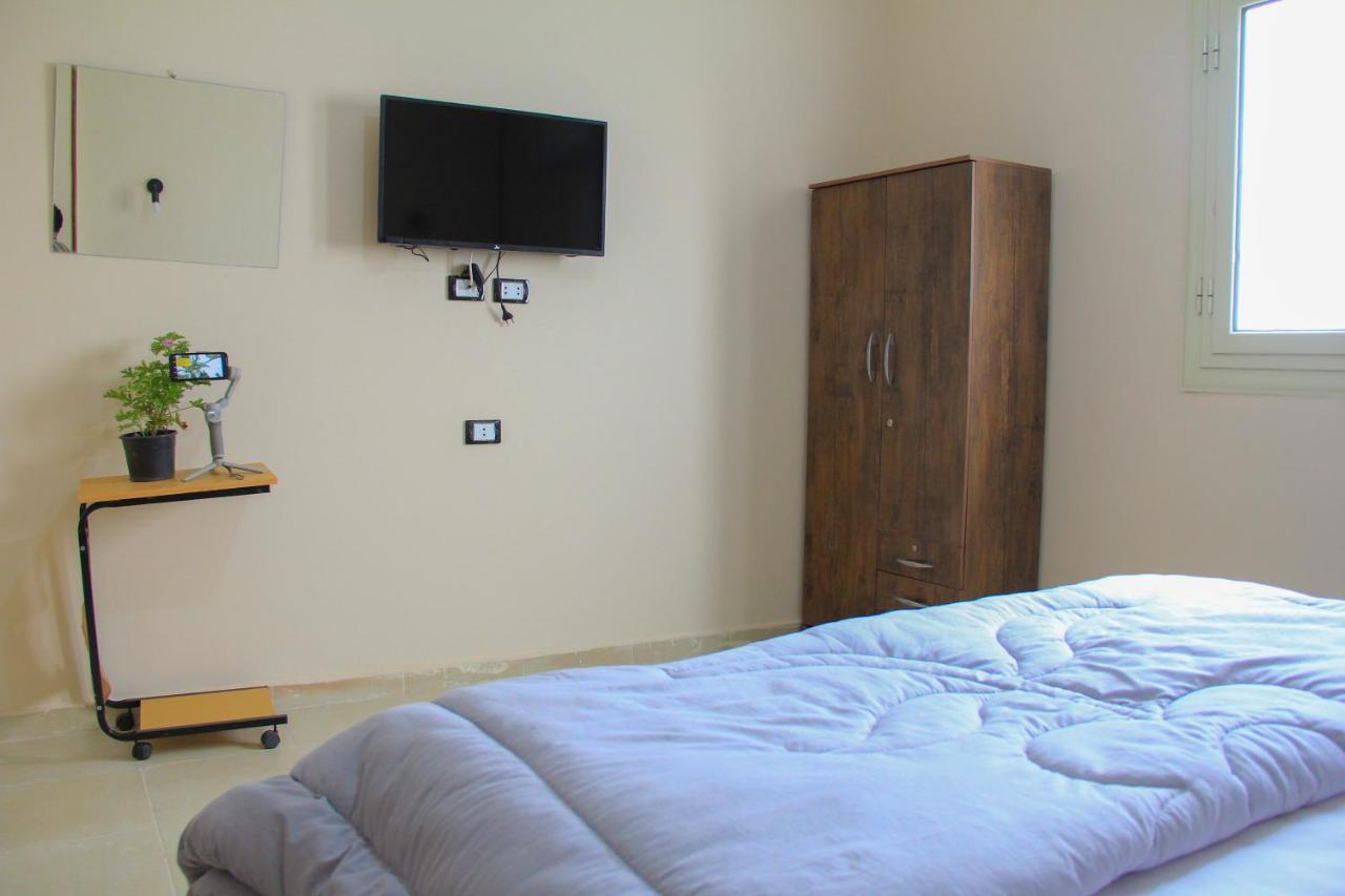 Pyramids Road Guest House Cozy Rooms And Rooftop Breakfast With The Pyramids View Nazlet el-Sîsi Esterno foto