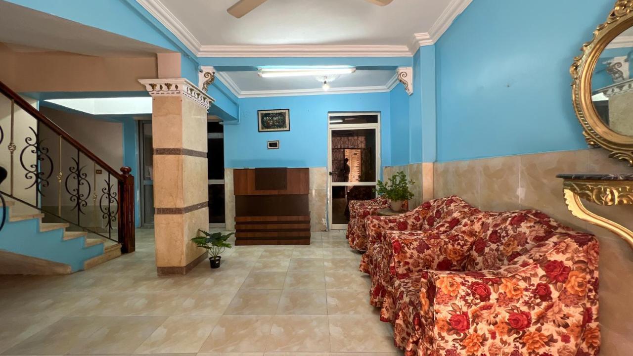Pyramids Road Guest House Cozy Rooms And Rooftop Breakfast With The Pyramids View Nazlet el-Sîsi Esterno foto