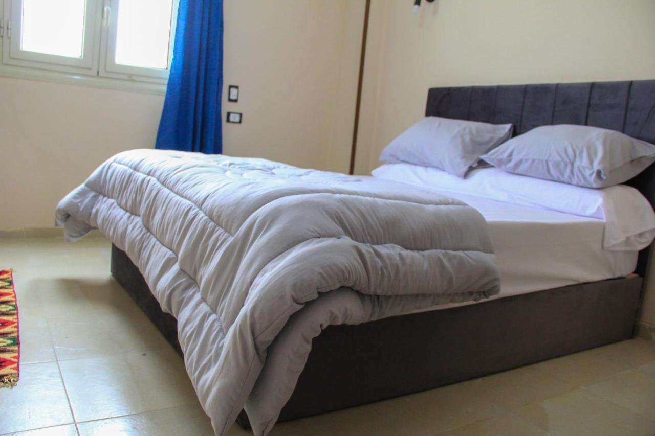 Pyramids Road Guest House Cozy Rooms And Rooftop Breakfast With The Pyramids View Nazlet el-Sîsi Esterno foto