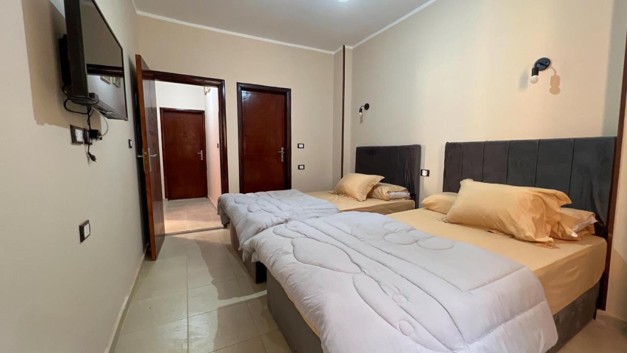 Pyramids Road Guest House Cozy Rooms And Rooftop Breakfast With The Pyramids View Nazlet el-Sîsi Esterno foto