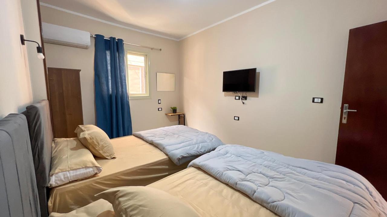 Pyramids Road Guest House Cozy Rooms And Rooftop Breakfast With The Pyramids View Nazlet el-Sîsi Esterno foto