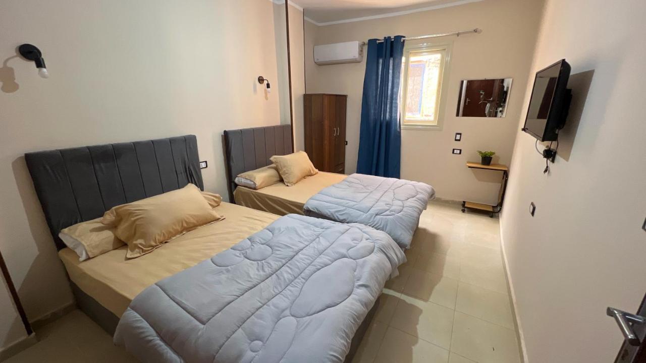 Pyramids Road Guest House Cozy Rooms And Rooftop Breakfast With The Pyramids View Nazlet el-Sîsi Esterno foto
