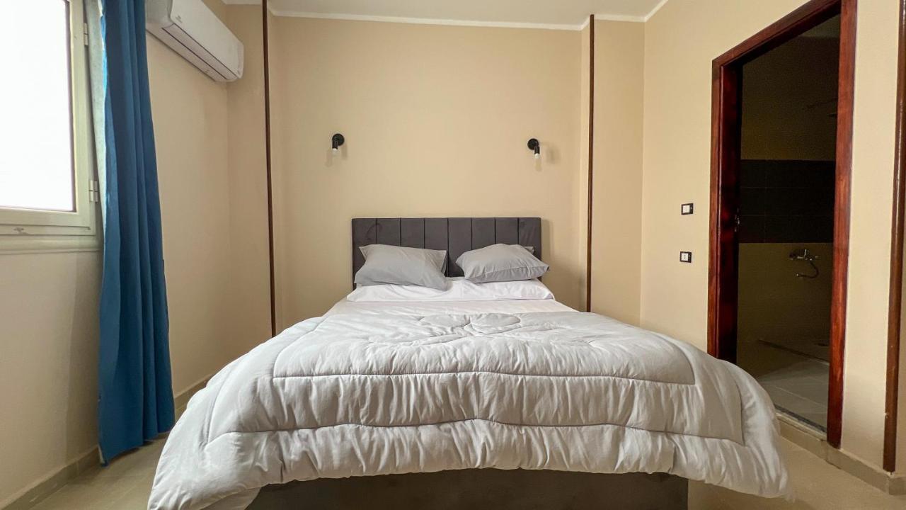 Pyramids Road Guest House Cozy Rooms And Rooftop Breakfast With The Pyramids View Nazlet el-Sîsi Esterno foto