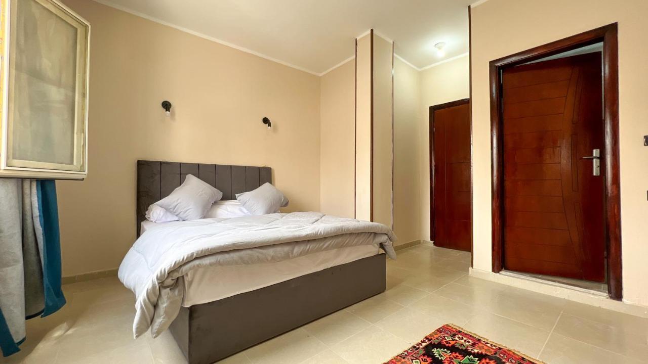 Pyramids Road Guest House Cozy Rooms And Rooftop Breakfast With The Pyramids View Nazlet el-Sîsi Esterno foto