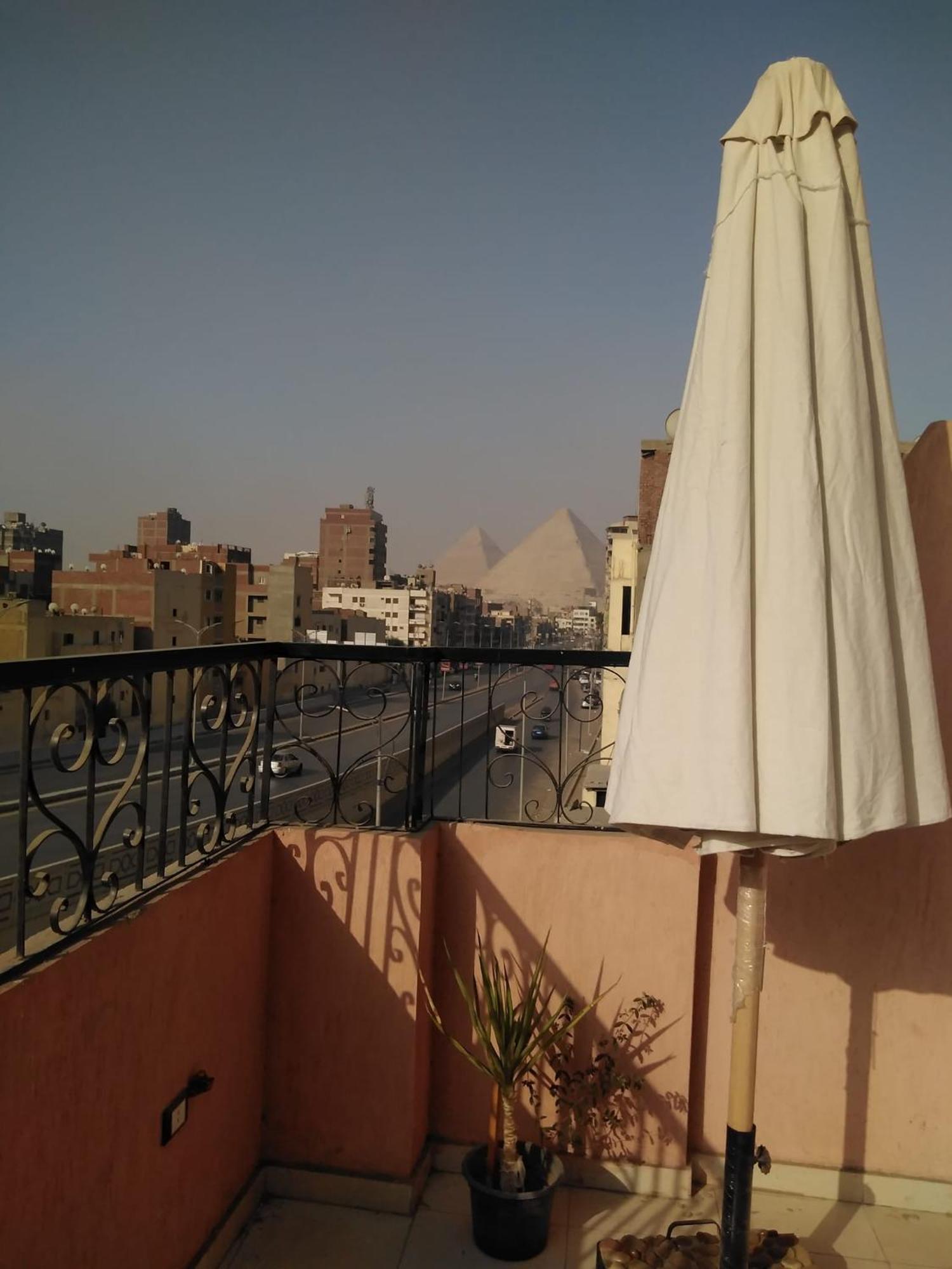 Pyramids Road Guest House Cozy Rooms And Rooftop Breakfast With The Pyramids View Nazlet el-Sîsi Esterno foto