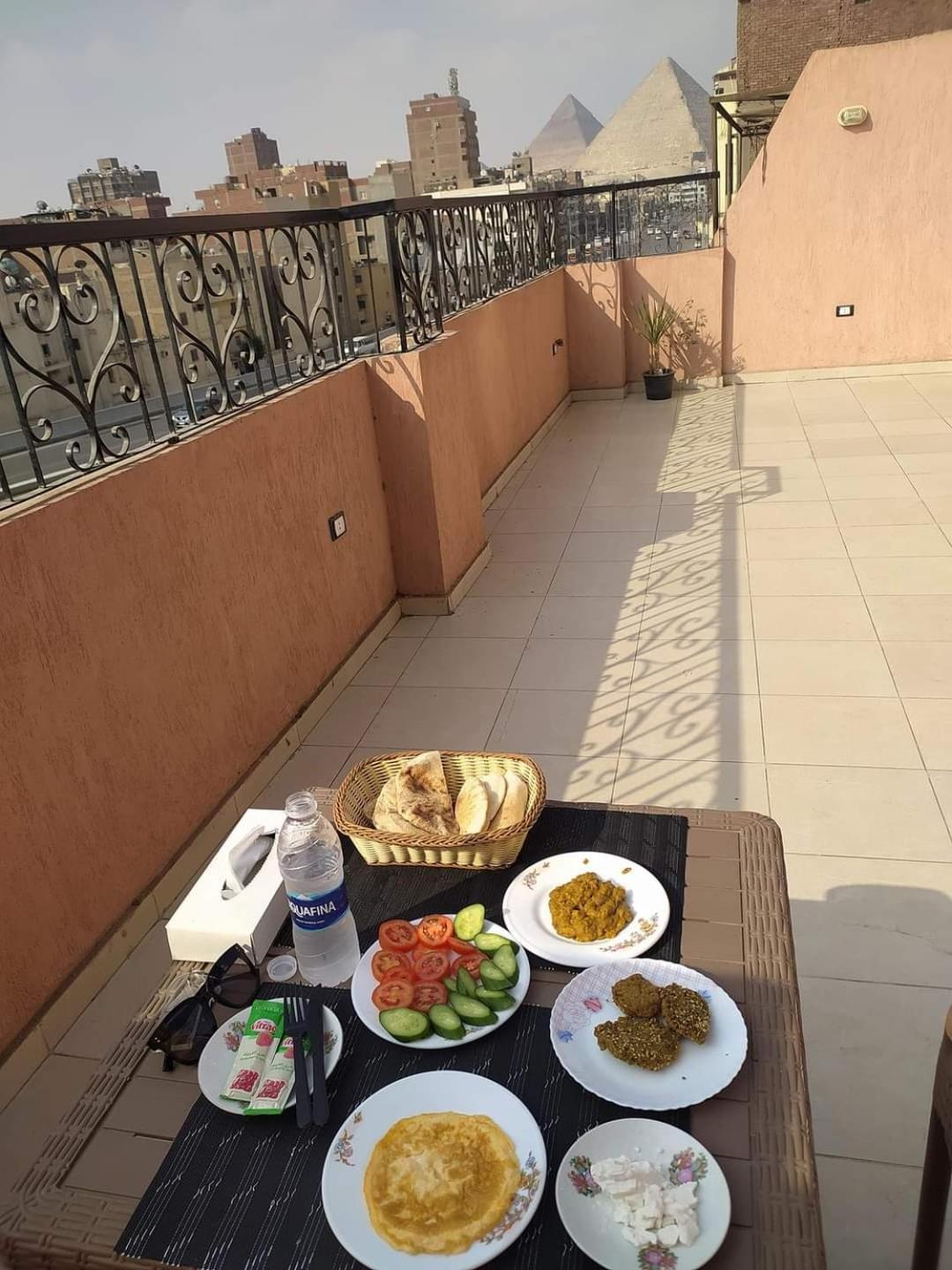 Pyramids Road Guest House Cozy Rooms And Rooftop Breakfast With The Pyramids View Nazlet el-Sîsi Esterno foto