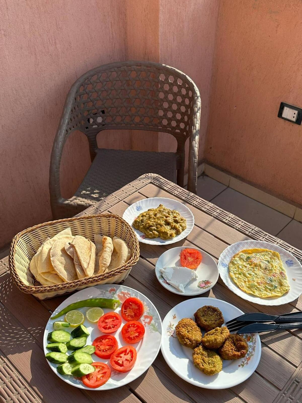 Pyramids Road Guest House Cozy Rooms And Rooftop Breakfast With The Pyramids View Nazlet el-Sîsi Esterno foto