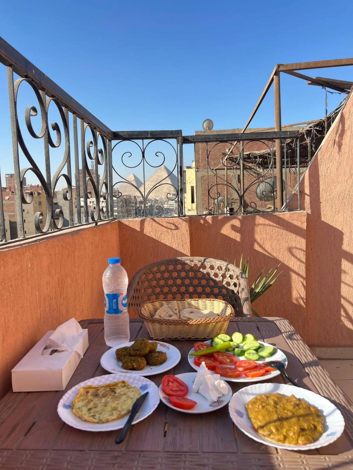 Pyramids Road Guest House Cozy Rooms And Rooftop Breakfast With The Pyramids View Nazlet el-Sîsi Esterno foto