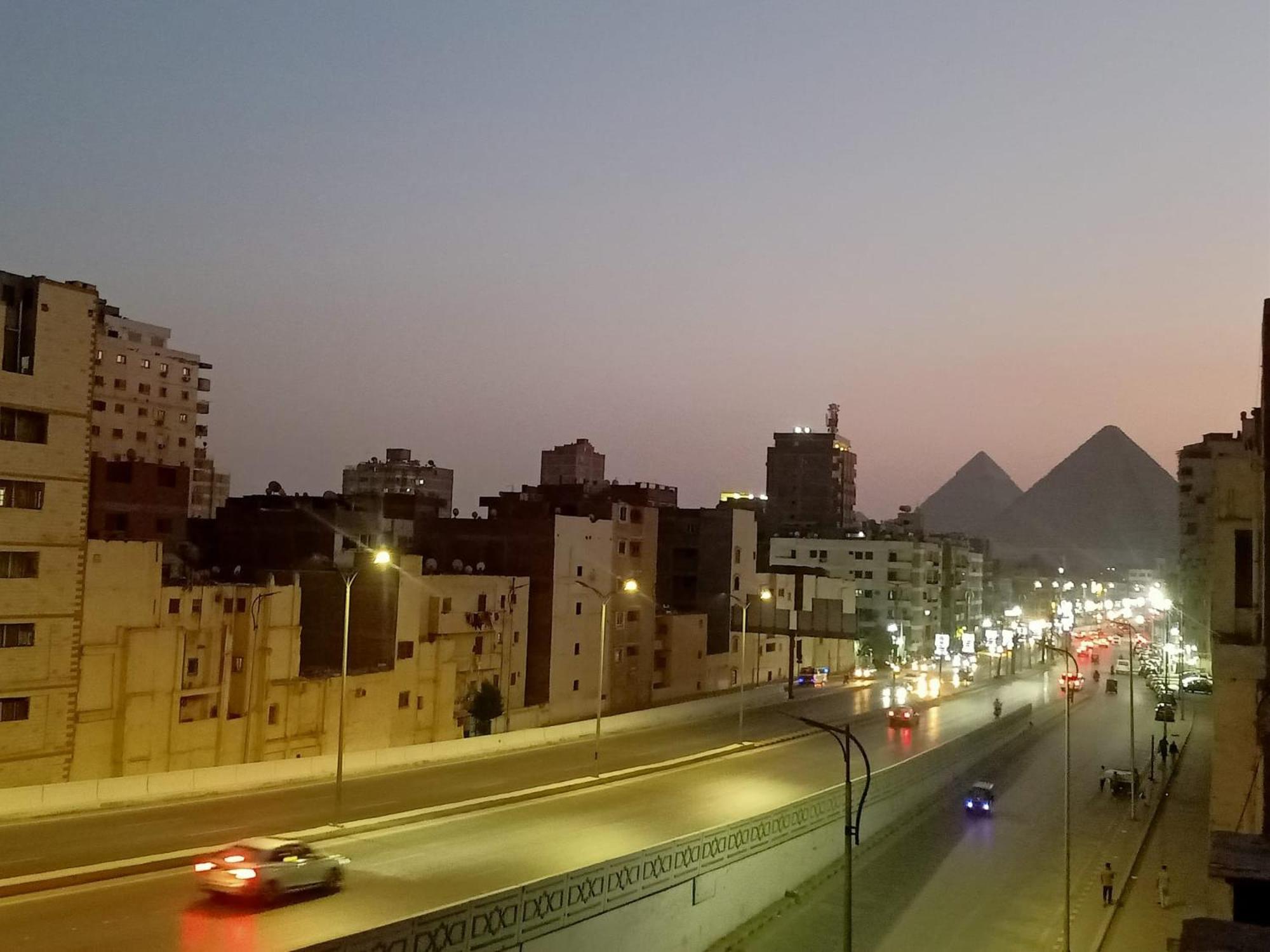 Pyramids Road Guest House Cozy Rooms And Rooftop Breakfast With The Pyramids View Nazlet el-Sîsi Esterno foto