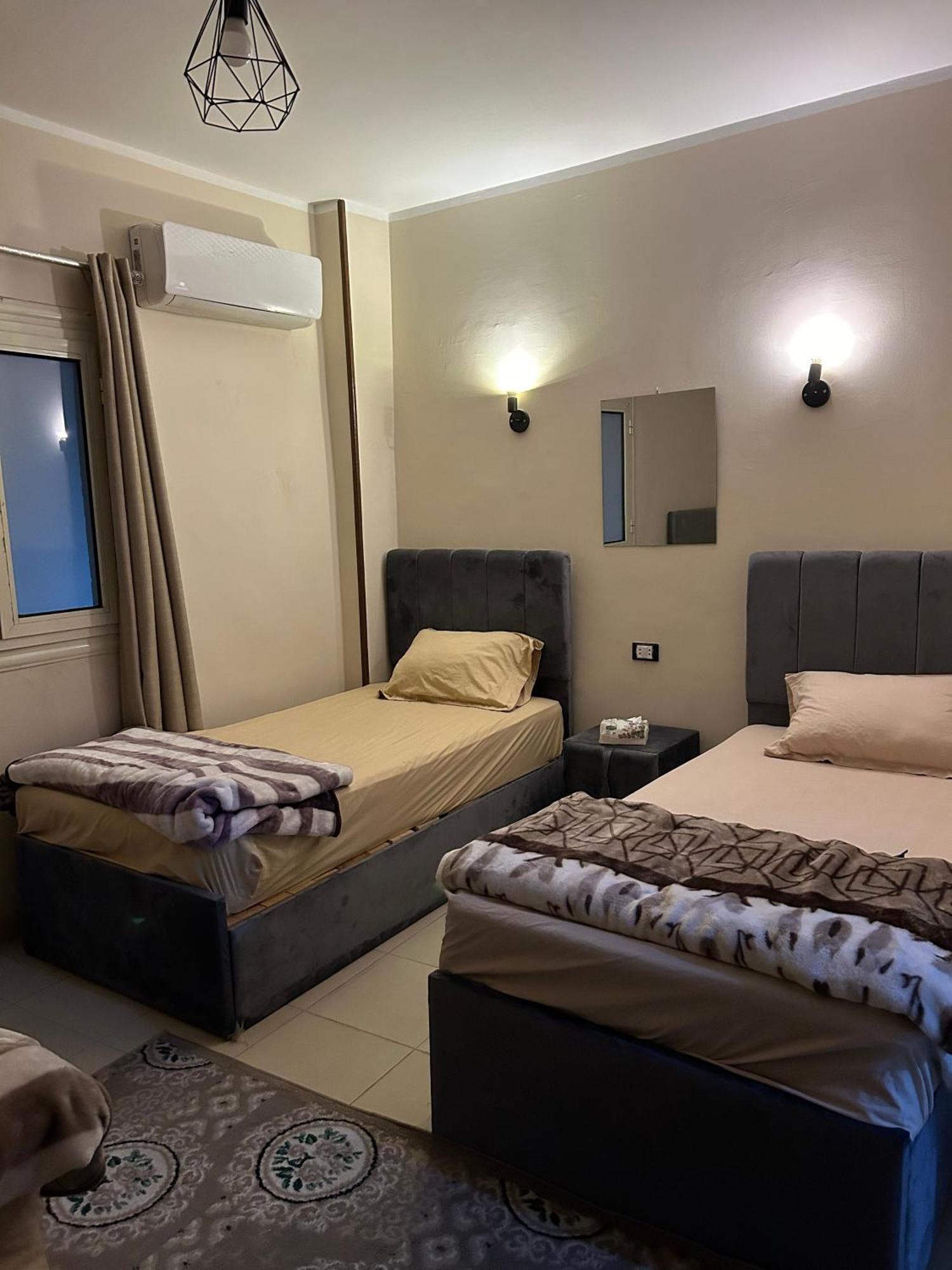 Pyramids Road Guest House Cozy Rooms And Rooftop Breakfast With The Pyramids View Nazlet el-Sîsi Esterno foto