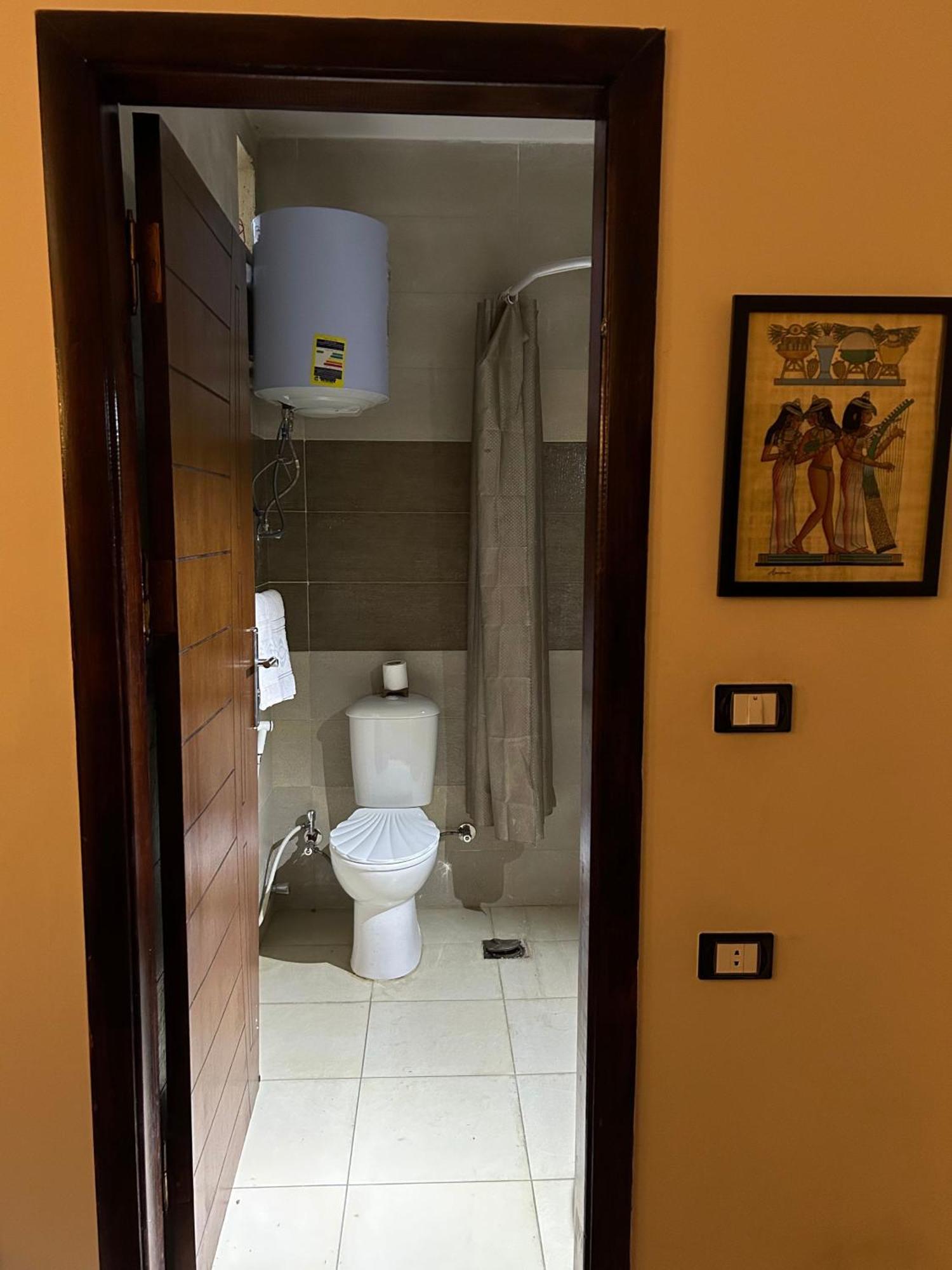 Pyramids Road Guest House Cozy Rooms And Rooftop Breakfast With The Pyramids View Nazlet el-Sîsi Esterno foto