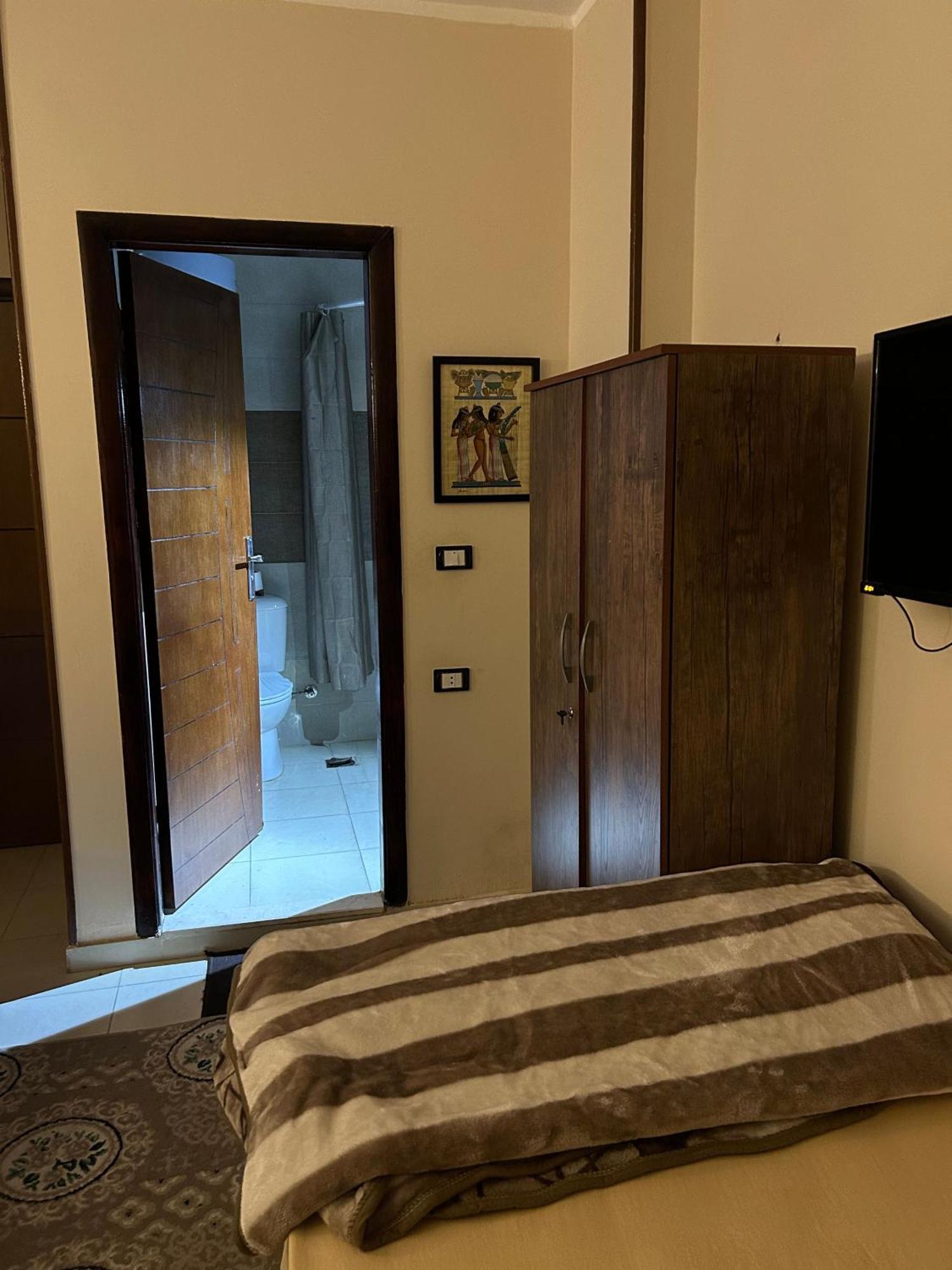 Pyramids Road Guest House Cozy Rooms And Rooftop Breakfast With The Pyramids View Nazlet el-Sîsi Esterno foto