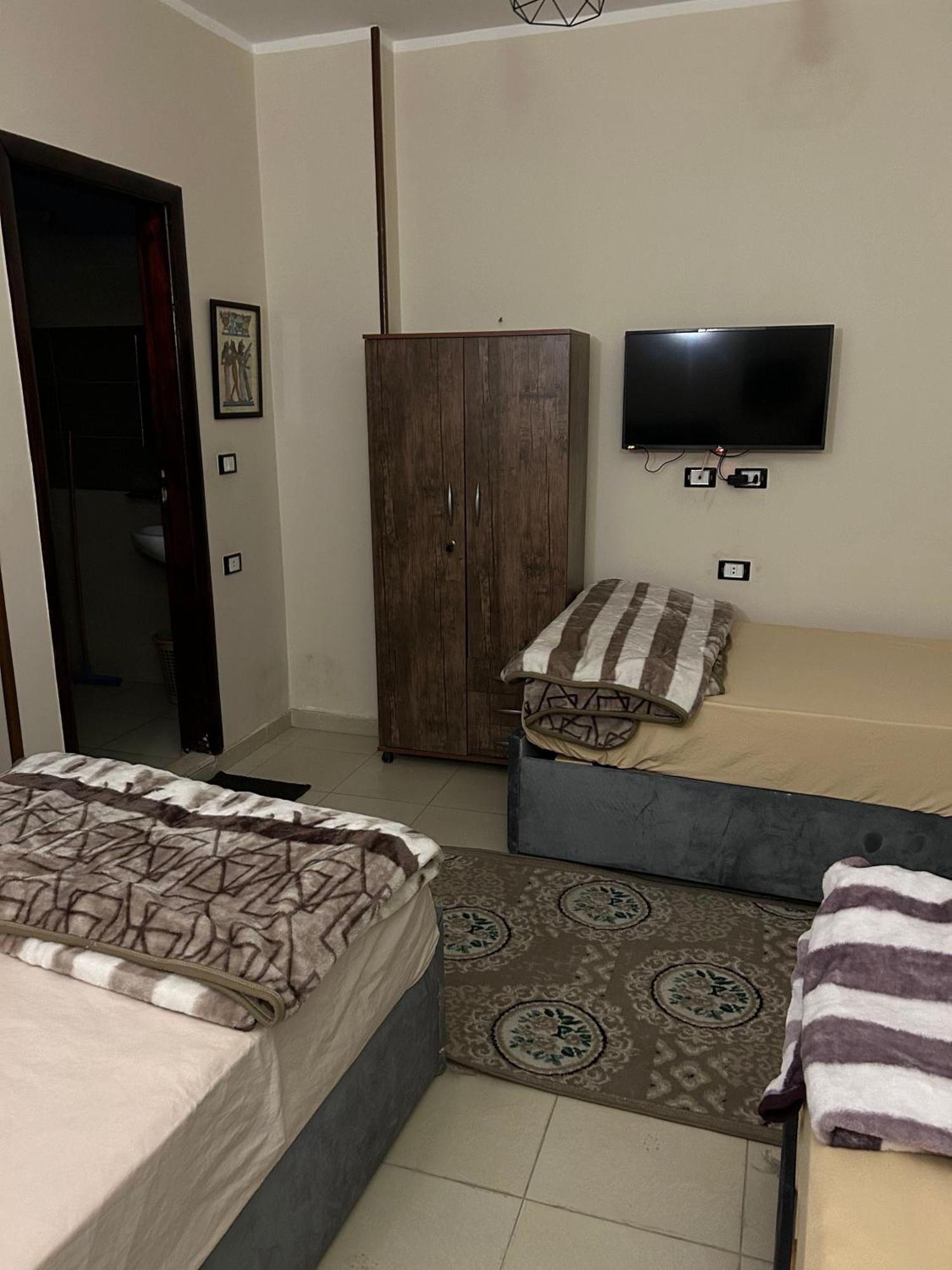 Pyramids Road Guest House Cozy Rooms And Rooftop Breakfast With The Pyramids View Nazlet el-Sîsi Esterno foto