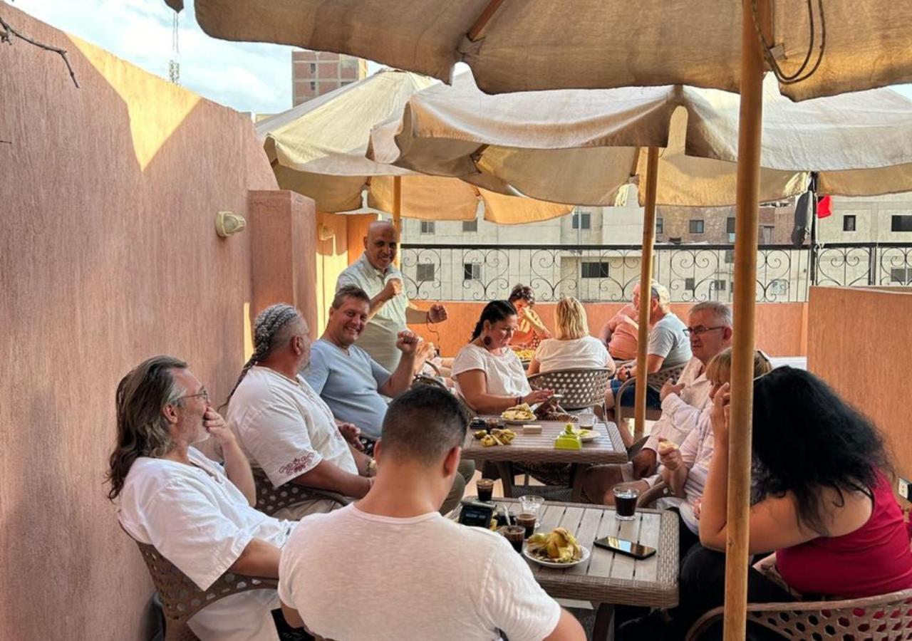 Pyramids Road Guest House Cozy Rooms And Rooftop Breakfast With The Pyramids View Nazlet el-Sîsi Esterno foto