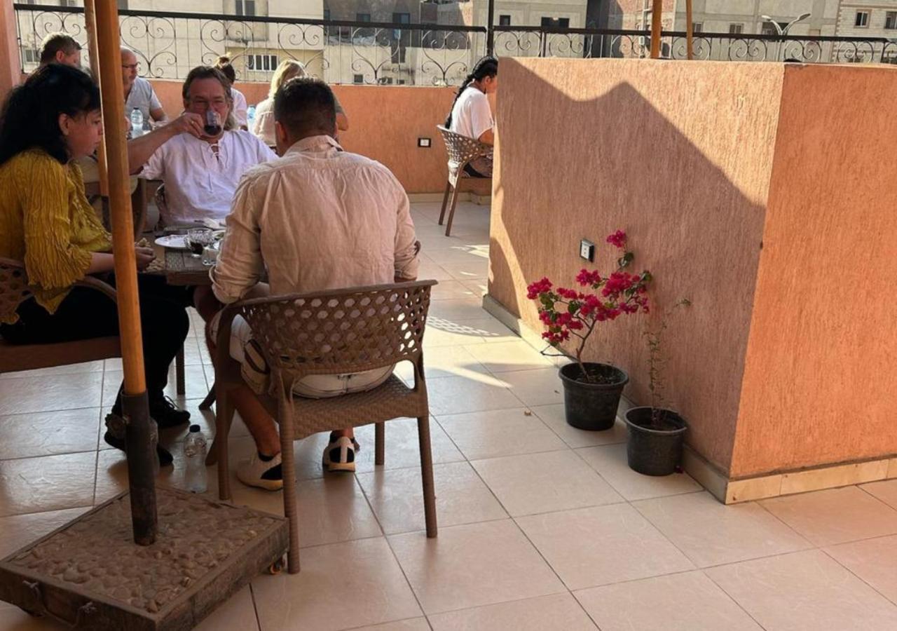 Pyramids Road Guest House Cozy Rooms And Rooftop Breakfast With The Pyramids View Nazlet el-Sîsi Esterno foto
