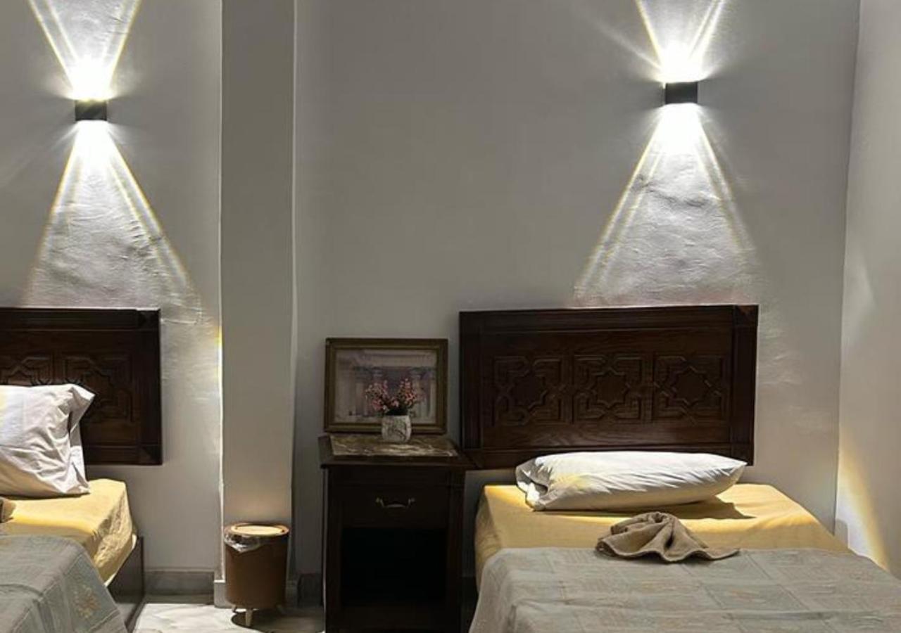 Pyramids Road Guest House Cozy Rooms And Rooftop Breakfast With The Pyramids View Nazlet el-Sîsi Esterno foto