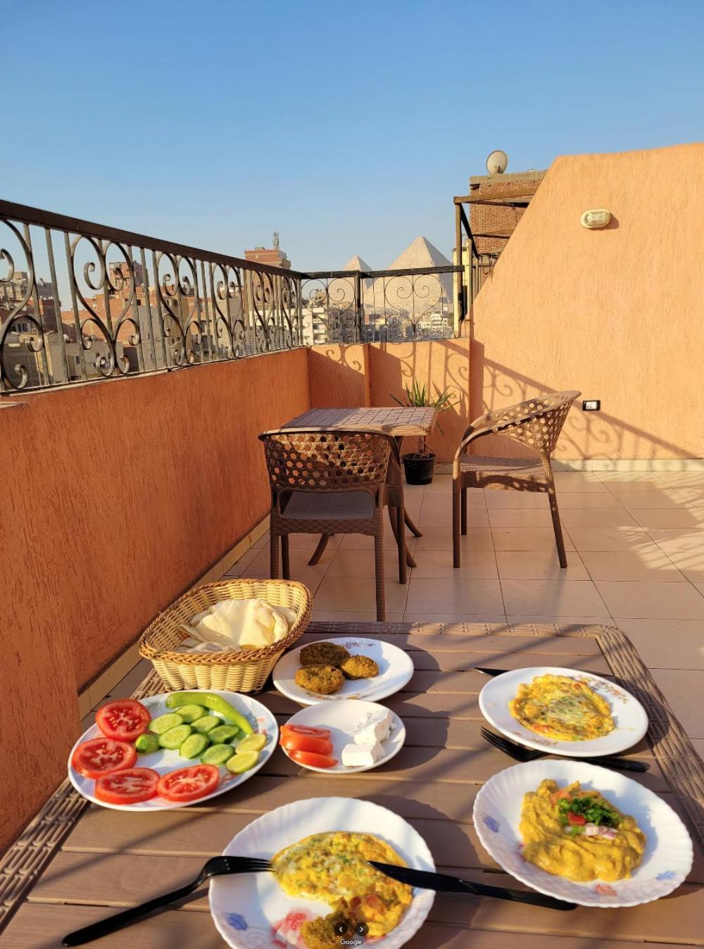Pyramids Road Guest House Cozy Rooms And Rooftop Breakfast With The Pyramids View Nazlet el-Sîsi Esterno foto